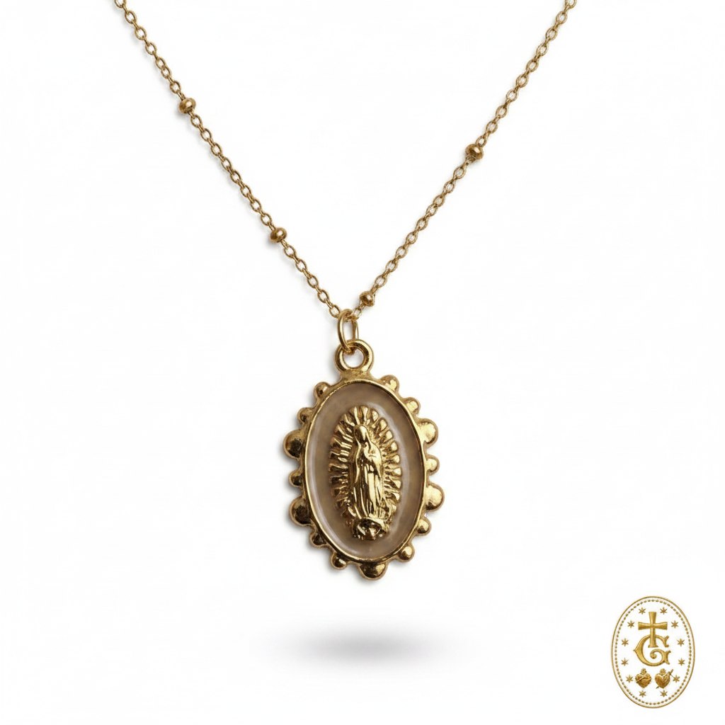 Collier médaille Madone émail beige crème contour perlé bijou religieux corse Gloriosa Santa