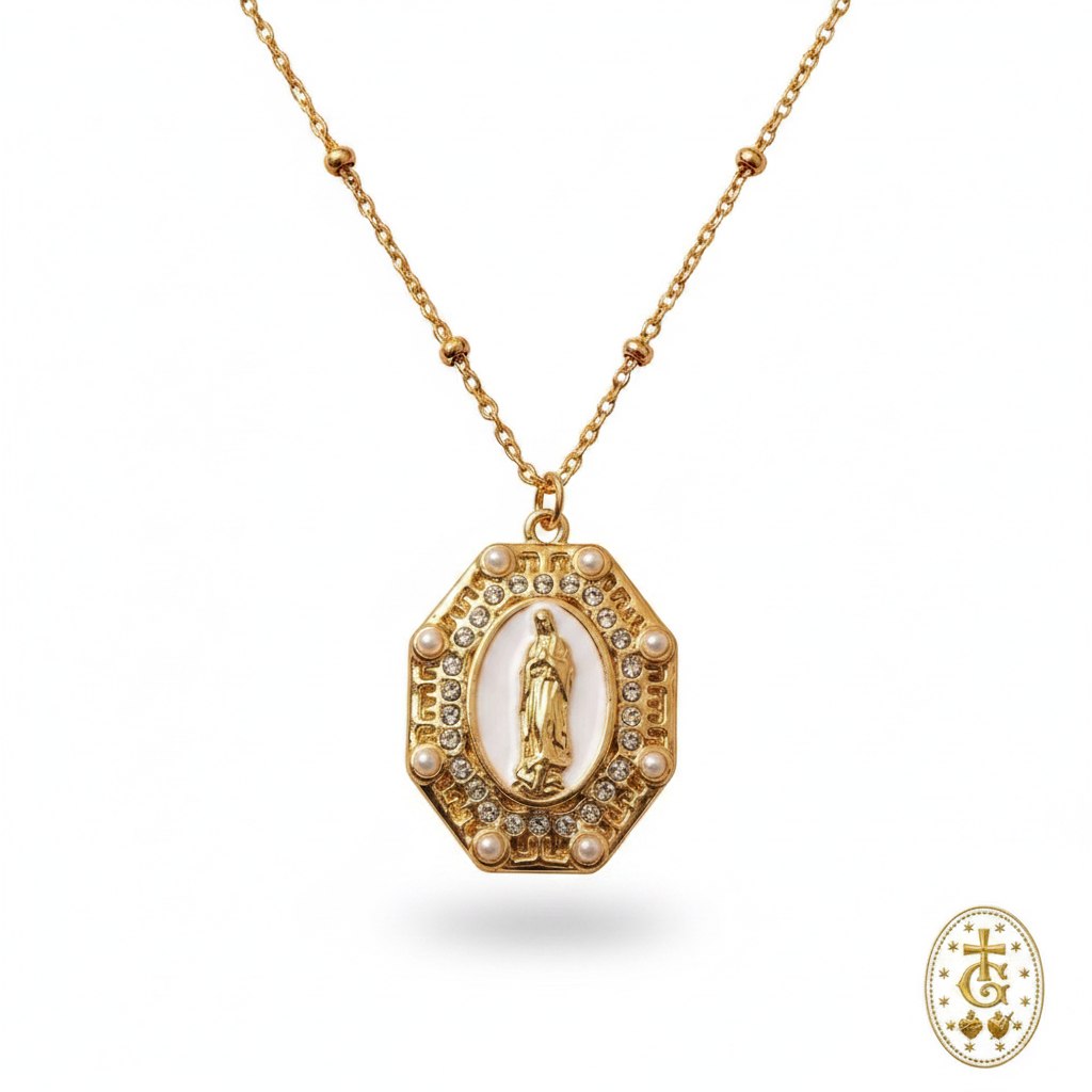 Collier médaille Madone octogonale émail blanc strass perles chaîne dorée Collection Royale Gloriosa Santa