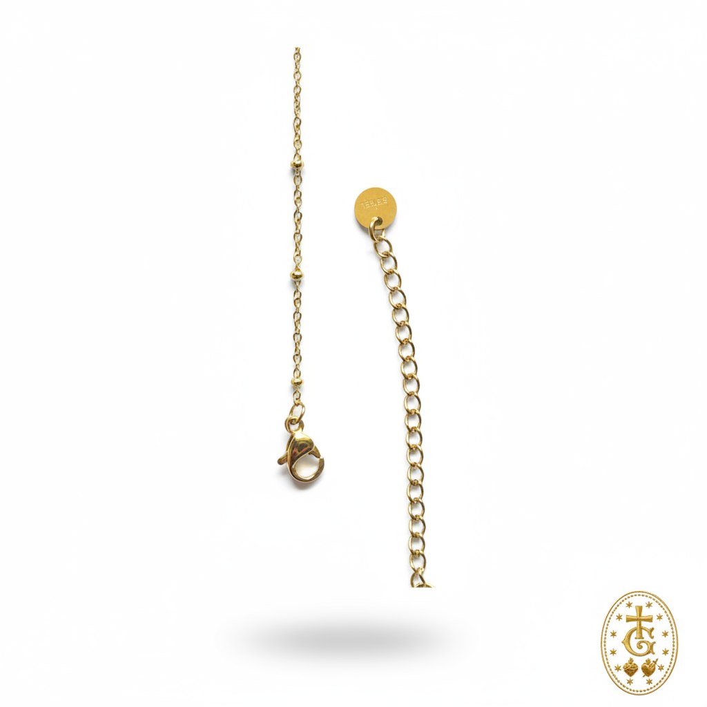 Détail d'un fermoir de chaîne dorée avec extension et petite médaille ronde gloriosa