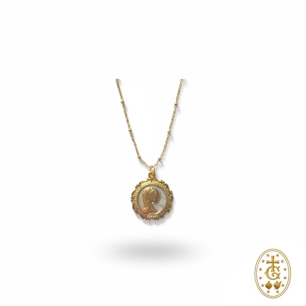 Collier doré avec pendentif nacre et profil en relief de la Vierge Marie sur une chaîne perlée gloriosa