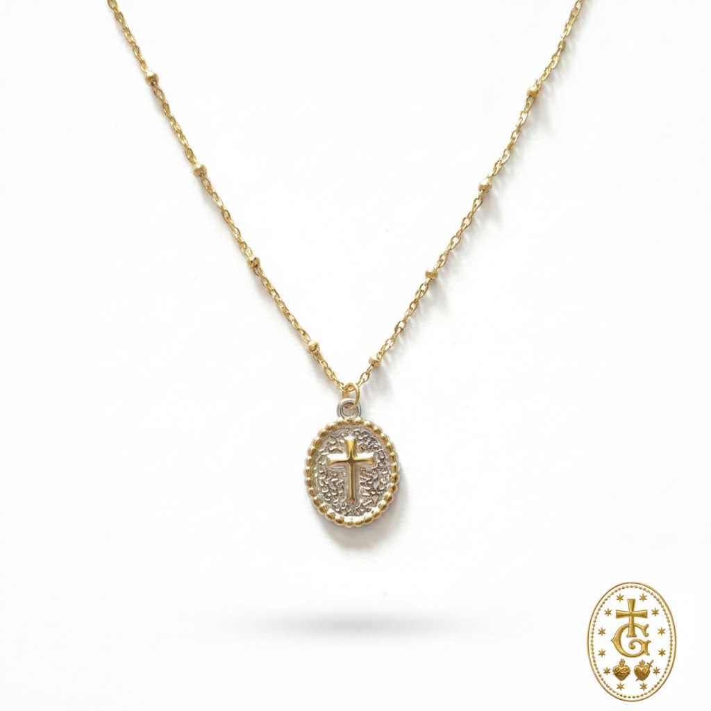 Collier chaîne or avec pendentif médaille bicolore or et argent motif croix gloriosa.