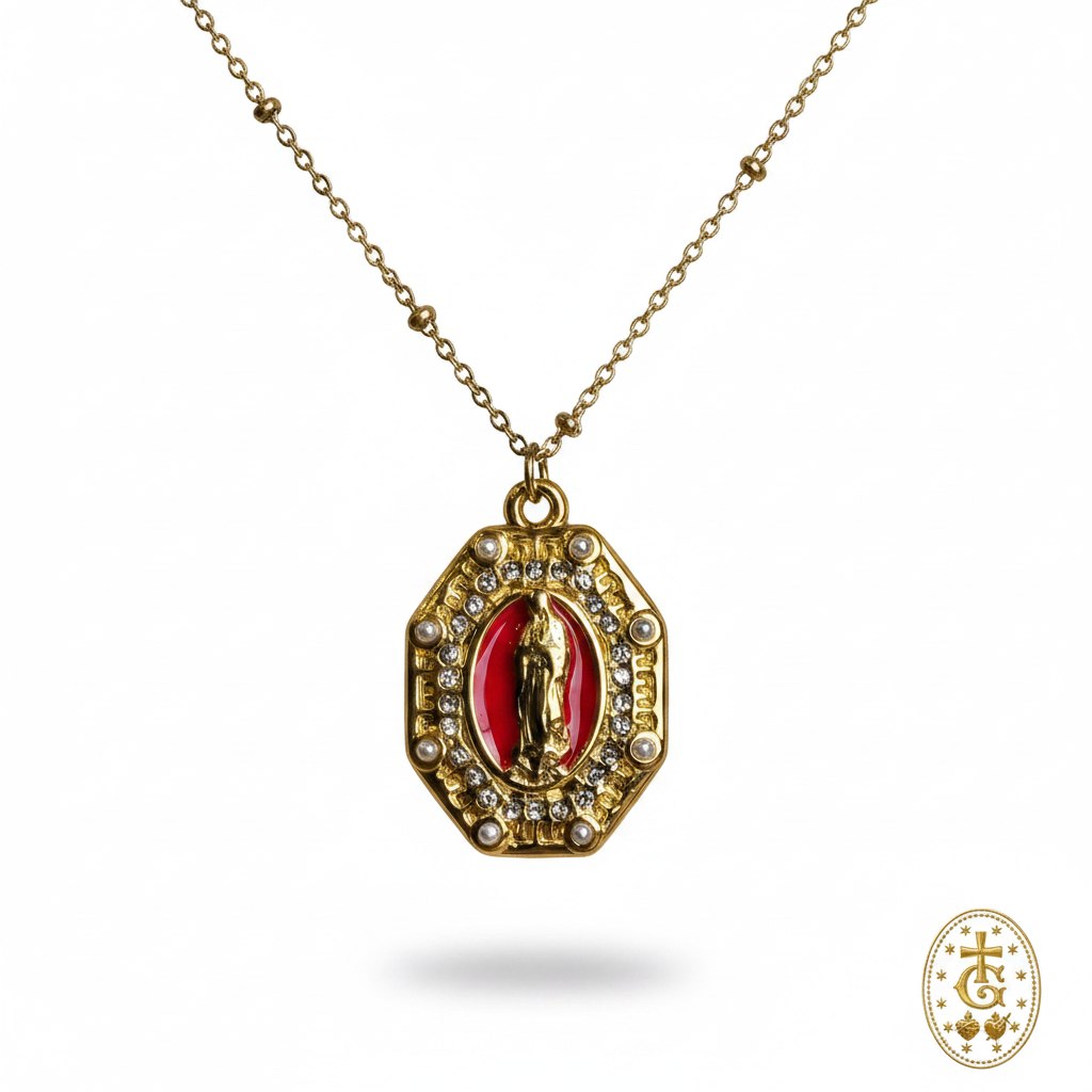 Collier médaille Madone octogonale émail rouge strass perles chaîne dorée Collection Royale Gloriosa Santa