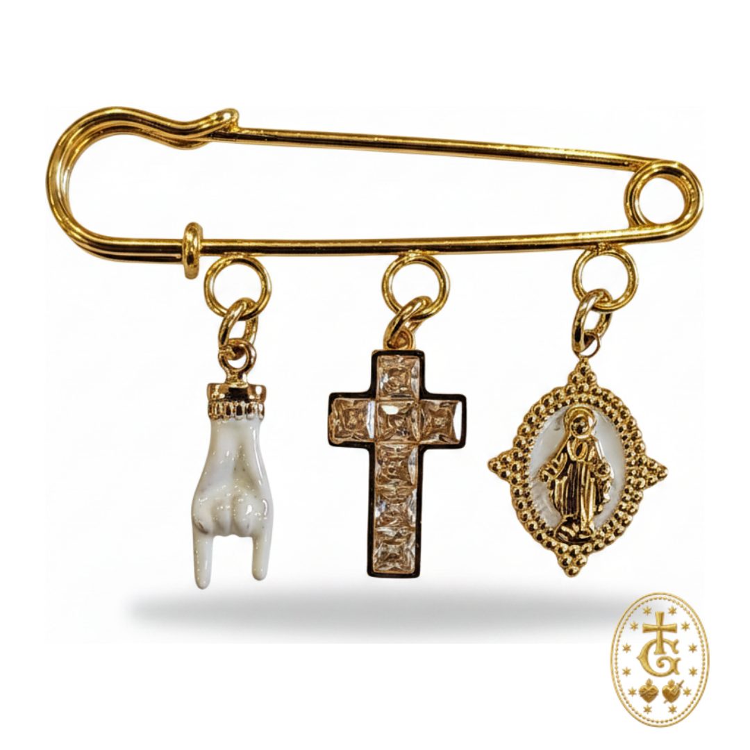 Broche charms blanc dorée croix sacrée main de protection Vierge bijou religieux corse Bastia Gloriosa