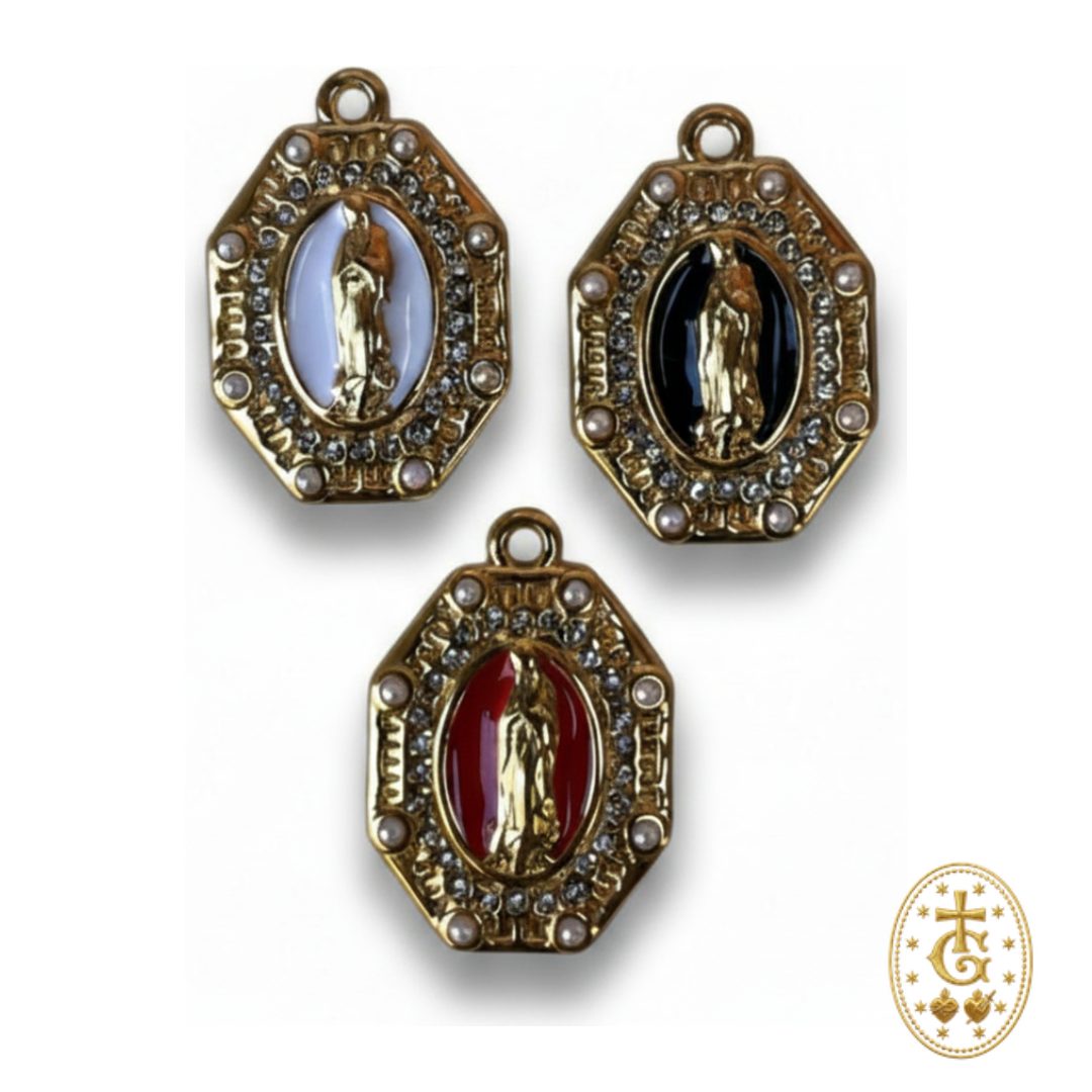 Collier Médaille Madone Octogonale Émail & Strass — Collection Royale