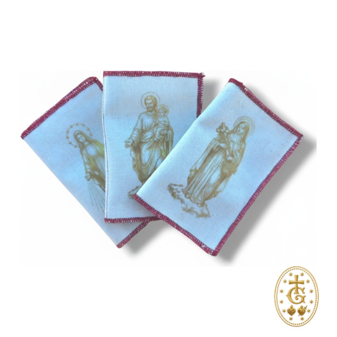 Scapulaire Vierge Marie ouvert : prière et petit chapelet glissés à l'intérieur