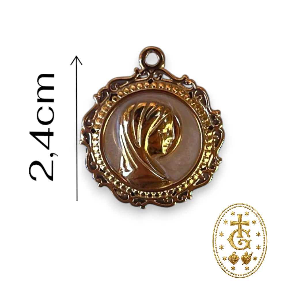 Collier Médaille Madone Sculptée Fond Nacré & Volutes — 2,4 cm